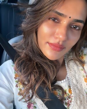 Akshara Gowda Instagram - Anbe sugama ? Azhage sugama ? ❤️🥰 

 #aksharagowda #stylishtamilachi #aksharagowdabikki #stylishtamizhachi 
#mumbai #hyderabad #chennai 

#pregnant #pregnancy #momtobe #babyontheway #babyonboard #expecting #bunintheoven #novemberbaby #parenthood #newmom #newmum #newparents #parentingjourney #skincare #music 

PS : I told you he has best taste in music 🎵 @fatheroffloki ❤️