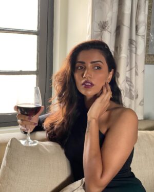 Akshara Gowda Instagram - To INSPIRE , HUMOUR & make you THIRSTY ❤️🍷

📸 @fatheroffloki

 #aksharagowda #stylishtamilachi #aksharagowdabikki #stylishtamizhachi 
#mumbai #hyderabad #wine