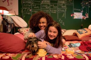 Alana Cabral Instagram - Hoje bateu saudade.
O cinema tem me proporcionado momentos incríveis e quanto mais o tempo passa, percebo o que esses momentos são únicos e especiais! 
@vivijundi @leticiabragaoficial @cauamartins.oficial @pedromiranda.oficial @eualedeoliveira @jeanmichelofc esse set foi incrível❤️
.
Se ainda não assistiu Meninas Não Choram, corre na @netflixbrasil 
#tbt 🎥🎬❤️