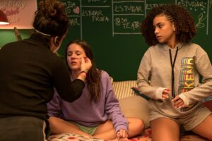 Alana Cabral Instagram - Hoje bateu saudade.
O cinema tem me proporcionado momentos incríveis e quanto mais o tempo passa, percebo o que esses momentos são únicos e especiais! 
@vivijundi @leticiabragaoficial @cauamartins.oficial @pedromiranda.oficial @eualedeoliveira @jeanmichelofc esse set foi incrível❤️
.
Se ainda não assistiu Meninas Não Choram, corre na @netflixbrasil 
#tbt 🎥🎬❤️