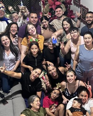 Alejandra Lara Instagram - Navidad en Medallo 🫶🏼✨🎄❤️‍🔥 Gracias por tanto amor #Familia y tanta comida deliciosa 😋 🇨🇴