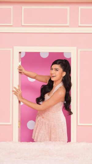 Alexa Ilacad Instagram - SHE HAS ARRIVED! 🛬💄

She’s here, she’s glowing, and she’s always on the go! ✨

@alexailacad is officially onboard with Beauty To Go by Cathy Doll—your perfect travel-friendly must-have for effortless glam on the go. 👜

Ready to take off with us? 😉

#BeautyOnTheMove #BeautyToGo #DOLLexa #AlexaIlacadXCathyDoll #UnboxingYourDoll #CathyDollPH