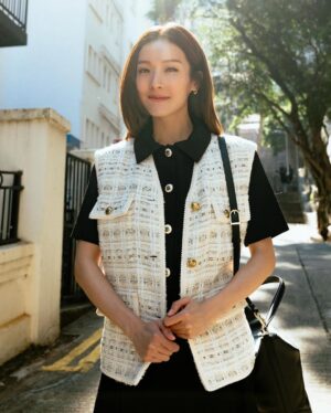 Ali Lee Instagram - 聽說短裙、短褲配長靴是世界各地女生最愛穿的造型之一，再配上長/短袖外套簡直是打不死組合～ 屋企嘅長靴短褲已經拎咗出嚟，農曆新年隨時出動🙆🏻‍♀️

@SandroParis 
#SandroParis #SandroLNY #YearofSnake #SandroSpringSummer25 #SS25
