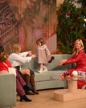 Alice Alves Instagram - O que a Benedita gostou de ir ao @doisas10tvi e conhecer a @hereisbell e a Caetana. 
Obrigada pelo presente @dailycristina @claudio_ramos e obrigada a toda a equipa ❤️🎄💫