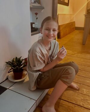 Alice Evans Instagram - Elsie in the UK. 
1) Having the time of her life staying up late playing card games with her auntie and uncle..
2) Flummoxed by the choice of chocolate and sweets in the local shop
3) First time on a train
4) First time in a Black Cab ( I can really sit backwards?) 
5) (the best one) Momma why are there so many of those red ‘tourist’ buses in London? Me: oh honey - those are actually just buses.’ 😂

LOVE HER SO MUCH. 

Oh and lastly I just asked her what her favorite part of the trip was and she said ‘definitely Pepper’ ( my friend Tilly’s cat!)