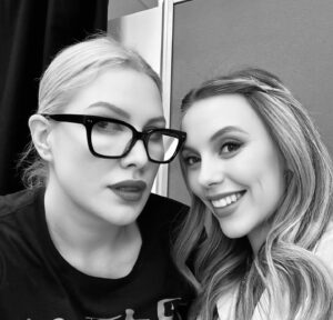 Alice Evans Instagram - Mother and daughter in four iterations. 

Esther et sa fille préférée Freya😂

Amazing weekend. 
Vous avez tous ete tellement doux et sympathiques et vos histoires m’ont touchées jusqu’au fond de mon cœur. 

France, je t’adore. 🩷