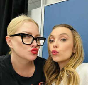 Alice Evans Instagram - Mother and daughter in four iterations. 

Esther et sa fille préférée Freya😂

Amazing weekend. 
Vous avez tous ete tellement doux et sympathiques et vos histoires m’ont touchées jusqu’au fond de mon cœur. 

France, je t’adore. 🩷