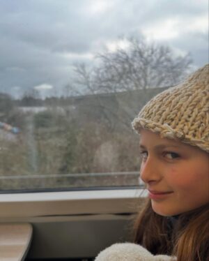 Alice Evans Instagram - Elsie in the UK. 
1) Having the time of her life staying up late playing card games with her auntie and uncle..
2) Flummoxed by the choice of chocolate and sweets in the local shop
3) First time on a train
4) First time in a Black Cab ( I can really sit backwards?) 
5) (the best one) Momma why are there so many of those red ‘tourist’ buses in London? Me: oh honey - those are actually just buses.’ 😂

LOVE HER SO MUCH. 

Oh and lastly I just asked her what her favorite part of the trip was and she said ‘definitely Pepper’ ( my friend Tilly’s cat!)