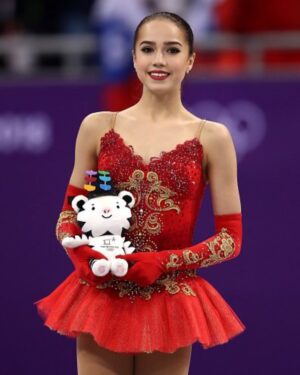 Alina Zagitova Instagram - Сегодня особенный день — ровно 7 лет назад я стояла на вершине олимпийского пьедестала в Пхенчхане. Этот момент навсегда останется в моем сердце как символ невероятной радости, усилий и веры. Но я знаю точно: этот успех был бы невозможен без вашей поддержки.

Хочу поблагодарить свою семью — моих родителей, которые всегда были рядом, поддерживали меня в трудные моменты и верили в меня даже тогда, когда мне самой было сложно поверить в себя. Спасибо вам за вашу любовь, терпение и заботу. Вы — моя главная сила и вдохновение🥰

Огромная благодарность моим тренерам, за ваше мастерство, профессионализм и бесконечное терпение🙏

Спасибо всем моим болельщикам! Ваша поддержка, ваши аплодисменты и искренние эмоции делали каждый мой выход на лед особенным💜

И, конечно, спасибо нашей великой стране — России, за предоставленную возможность представлять её на мировой арене. Катание на олимпийском льду — это честь и ответственность, которую я старалась оправдать всеми своими выступлениями🇷🇺

Я горжусь тем, что смогла стать частью истории российского спорта и вдохновлять многих на новые свершения. Пусть впереди нас ждут еще больше побед, радости и ярких моментов!

С любовью и благодарностью, Ваша
Алина Загитова🫶