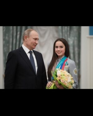Alina Zagitova Instagram - Сегодня особенный день — ровно 7 лет назад я стояла на вершине олимпийского пьедестала в Пхенчхане. Этот момент навсегда останется в моем сердце как символ невероятной радости, усилий и веры. Но я знаю точно: этот успех был бы невозможен без вашей поддержки.

Хочу поблагодарить свою семью — моих родителей, которые всегда были рядом, поддерживали меня в трудные моменты и верили в меня даже тогда, когда мне самой было сложно поверить в себя. Спасибо вам за вашу любовь, терпение и заботу. Вы — моя главная сила и вдохновение🥰

Огромная благодарность моим тренерам, за ваше мастерство, профессионализм и бесконечное терпение🙏

Спасибо всем моим болельщикам! Ваша поддержка, ваши аплодисменты и искренние эмоции делали каждый мой выход на лед особенным💜

И, конечно, спасибо нашей великой стране — России, за предоставленную возможность представлять её на мировой арене. Катание на олимпийском льду — это честь и ответственность, которую я старалась оправдать всеми своими выступлениями🇷🇺

Я горжусь тем, что смогла стать частью истории российского спорта и вдохновлять многих на новые свершения. Пусть впереди нас ждут еще больше побед, радости и ярких моментов!

С любовью и благодарностью, Ваша
Алина Загитова🫶