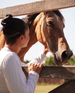 Aline Mineiro Instagram - VAMOS DAR VOZ PARA AQUELES QUE SÃO INVISÍVEIS E VÍTIMAS DE TANTA CRUELDADE E MAUS TRATOS 🙏🏼

➡️PRECISAMOS DE VOCÊS PARA QUE ESSE TRABALHO CONTINUE!

DE TODAS AS EXPERIÊNCIAS QUE JÁ VIVI NA MINHA VIDA, nada se compara a felicidade sem fim que sinto quando estou com os animais 🥹 o meu coração transborda de alegria, meus olhos enchem de lágrimas de tanta satisfação, minha alma sorri e o tempo para em uma imensidão de amor ❤️ Descobri o meu propósito, pois nada além disso nesse mundo faz com que eu me sinta assim. 

@garranimal eu já está com saudades de vocês e dos GARRINHOS 🥹 OBRIGADA por cuidar tão bem dos nossos anjos, dando dignidade , respeito, amor, carinho e tudo que eles merecem até conseguirem achar um lar e uma família! 
ME DESCULPA mas eu não tenho palavras o suficiente para expressar o que eu sinto para agradecer realmente por esse trabalho tão lindo, só peço a Deus que abençoe cada vez mais e continue dando saúde e sabedoria para que esse trabalho se estenda e passe por gerações! 

QUE ESSA CORRENTE DO BEM NUNCA TENHA FIM❤️

FOTOS : @wagnerojunior