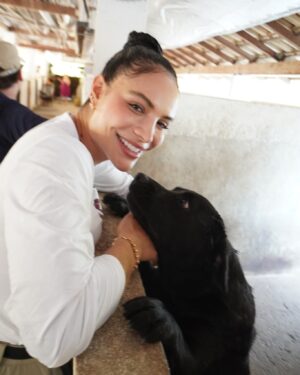 Aline Mineiro Instagram - VAMOS DAR VOZ PARA AQUELES QUE SÃO INVISÍVEIS E VÍTIMAS DE TANTA CRUELDADE E MAUS TRATOS 🙏🏼

➡️PRECISAMOS DE VOCÊS PARA QUE ESSE TRABALHO CONTINUE!

DE TODAS AS EXPERIÊNCIAS QUE JÁ VIVI NA MINHA VIDA, nada se compara a felicidade sem fim que sinto quando estou com os animais 🥹 o meu coração transborda de alegria, meus olhos enchem de lágrimas de tanta satisfação, minha alma sorri e o tempo para em uma imensidão de amor ❤️ Descobri o meu propósito, pois nada além disso nesse mundo faz com que eu me sinta assim. 

@garranimal eu já está com saudades de vocês e dos GARRINHOS 🥹 OBRIGADA por cuidar tão bem dos nossos anjos, dando dignidade , respeito, amor, carinho e tudo que eles merecem até conseguirem achar um lar e uma família! 
ME DESCULPA mas eu não tenho palavras o suficiente para expressar o que eu sinto para agradecer realmente por esse trabalho tão lindo, só peço a Deus que abençoe cada vez mais e continue dando saúde e sabedoria para que esse trabalho se estenda e passe por gerações! 

QUE ESSA CORRENTE DO BEM NUNCA TENHA FIM❤️

FOTOS : @wagnerojunior