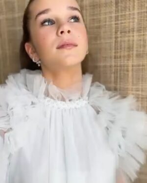 Alisha Weir Instagram - @criticschoice a dream come true💫🫶🏻🤍
Thank you to everyone who made this magical night possible, I am unbelievably grateful, and so honoured to have been recognised for 'Abigail' and be among so many amazing people last night. 
It feels like a dream💞 
Thank you @universalpictures @abigailthemovie @officialpxe @imprintpr 💙

And to the best!!!! 
Hair: @marcmena 
Makeup: @sarahuslan 
Styling: @laura_sophie_cox
