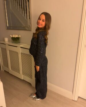 Alisha Weir Instagram - Happy New Years everyone!! 🤍✨

Tune in tonight to @latelaterte for a New Years Eve special💕 It was so lovely to share the room with so many inspiring people. Thank you so much! 🥰 

To an amazing 2025, 
Love Alish❤️