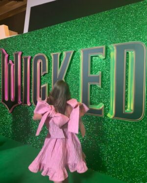 Alisha Weir Instagram - Wicked European Premiere!💕🫧💚🎀✨
So unbelievably grateful for last night! This movie is EVERYTHING and more!🫶🏻 
Thank you so much @universalpicturesuk @charnleycommunications @methodldn 💚
And to all the amazing people I met last night! Xx