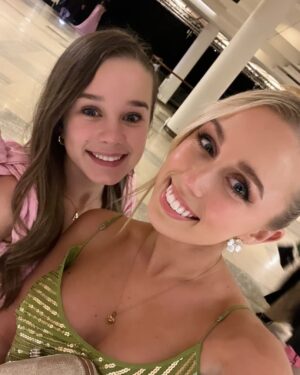 Alisha Weir Instagram - Wicked European Premiere!💕🫧💚🎀✨
So unbelievably grateful for last night! This movie is EVERYTHING and more!🫶🏻 
Thank you so much @universalpicturesuk @charnleycommunications @methodldn 💚
And to all the amazing people I met last night! Xx