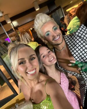 Alisha Weir Instagram - Wicked European Premiere!💕🫧💚🎀✨
So unbelievably grateful for last night! This movie is EVERYTHING and more!🫶🏻 
Thank you so much @universalpicturesuk @charnleycommunications @methodldn 💚
And to all the amazing people I met last night! Xx