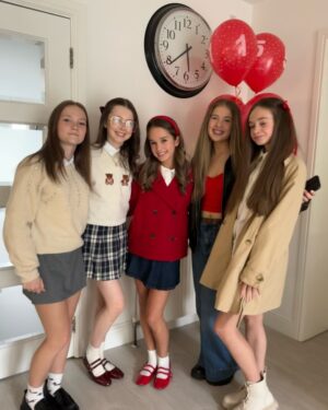 Alisha Weir Instagram - Grateful and extremely excited for this next chapter!☀️🫶🏻🎈
Thank you everyone for your kind messages as always they never go unnoticed! 
Alish❤️