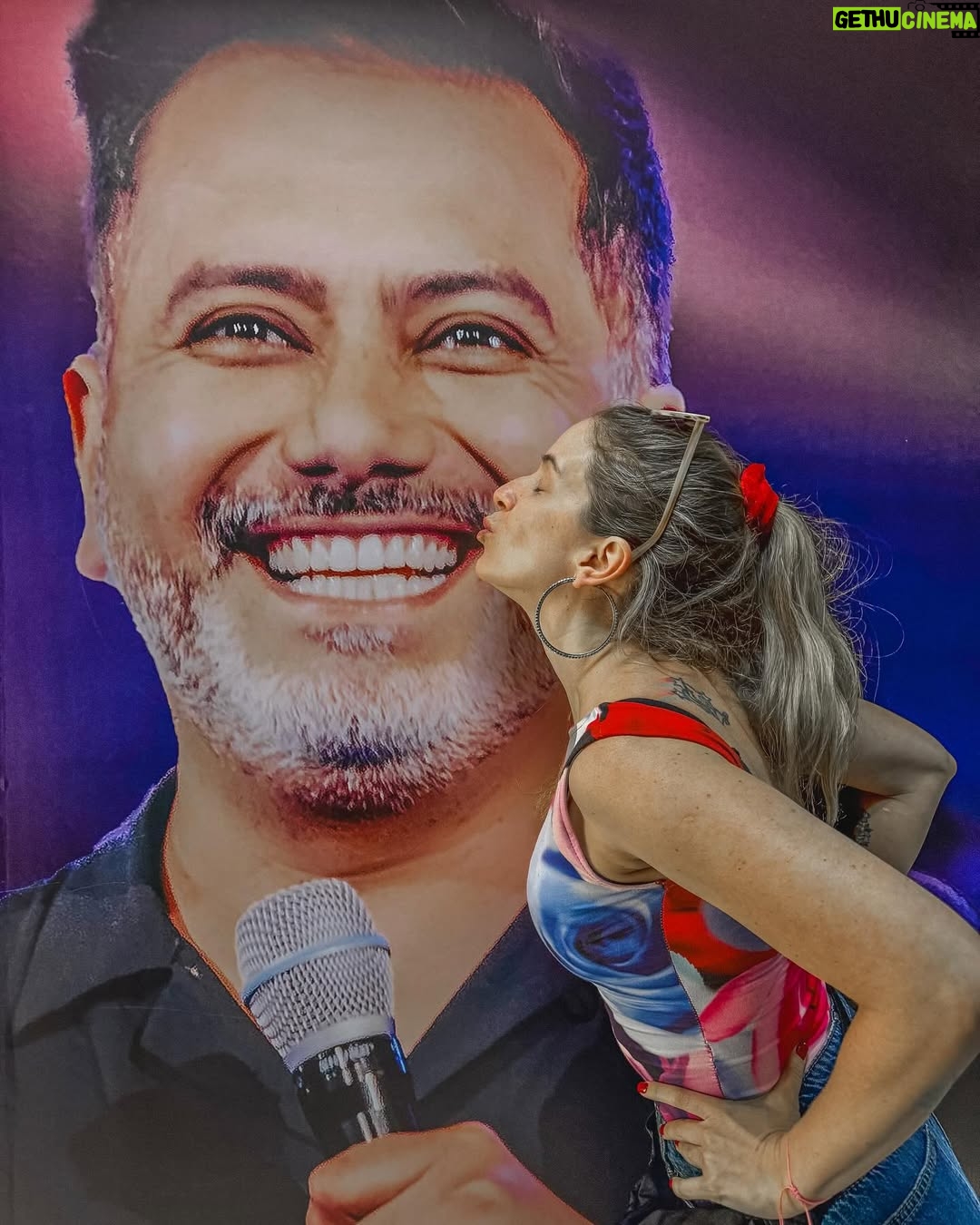 Alison Mandel - 144.8K Likes - Vamos mi amor 💙💙💙💙💙💙
Que esta noche sea de felicidad y de pasarlo más que bien 💗
Te amo mi rey 💟 me da felicidad que haya llegado este día y voy a disfrutar los chistes de mi rutina favorita por última vez… esperando el momento del Cloro con ansias.
Subí fotos donde babeo de amor y luego un compilado de fotos que tú subiste donde yo me veo feísima y tu hermoso 🤣😂🤣