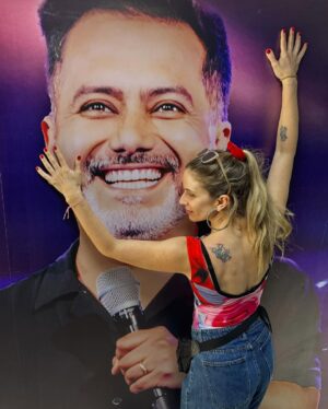 Alison Mandel Instagram - Vamos mi amor 💙💙💙💙💙💙 
Que esta noche sea de felicidad y de pasarlo más que bien 💗
Te amo mi rey 💟 me da felicidad que haya llegado este día y voy a disfrutar los chistes de mi rutina favorita por última vez… esperando el momento del Cloro con ansias.
Subí fotos donde babeo de amor y luego un compilado de fotos que tú subiste donde yo me veo feísima y tu hermoso 🤣😂🤣