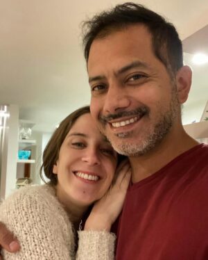 Alison Mandel Instagram - Vamos mi amor 💙💙💙💙💙💙 
Que esta noche sea de felicidad y de pasarlo más que bien 💗
Te amo mi rey 💟 me da felicidad que haya llegado este día y voy a disfrutar los chistes de mi rutina favorita por última vez… esperando el momento del Cloro con ansias.
Subí fotos donde babeo de amor y luego un compilado de fotos que tú subiste donde yo me veo feísima y tu hermoso 🤣😂🤣