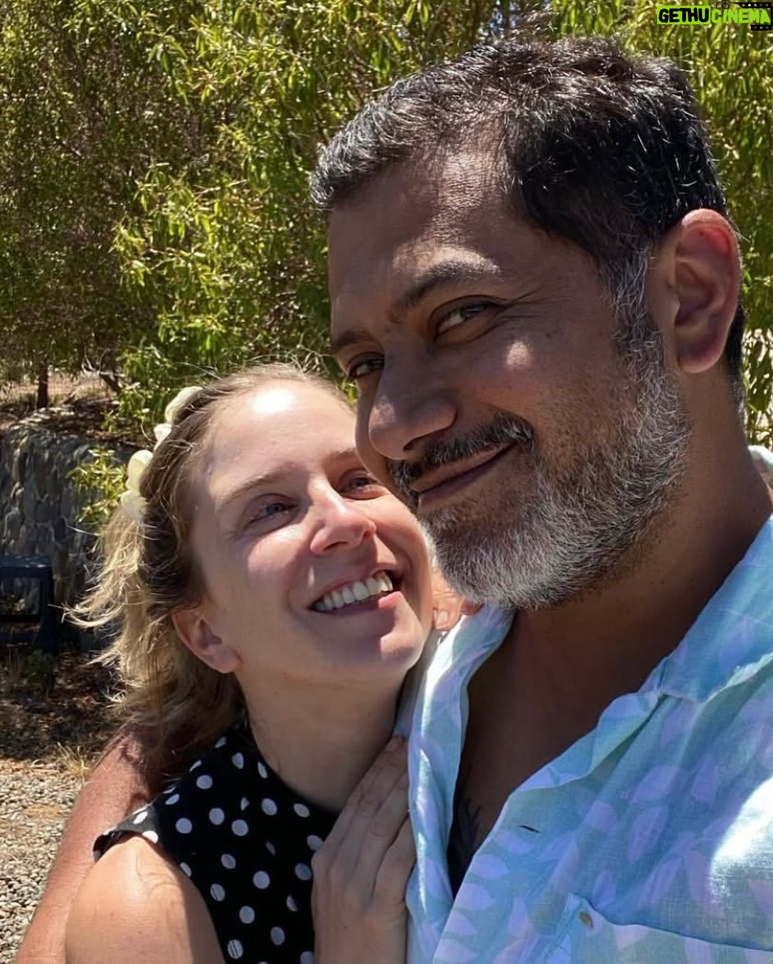 Alison Mandel - 144.8K Likes - Vamos mi amor 💙💙💙💙💙💙
Que esta noche sea de felicidad y de pasarlo más que bien 💗
Te amo mi rey 💟 me da felicidad que haya llegado este día y voy a disfrutar los chistes de mi rutina favorita por última vez… esperando el momento del Cloro con ansias.
Subí fotos donde babeo de amor y luego un compilado de fotos que tú subiste donde yo me veo feísima y tu hermoso 🤣😂🤣