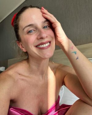 Alison Mandel Instagram - Que no se diga que la prenda más absurda de mi closet no sirvió para nada 🎀💕🤣 
Hasta me saqué fotos mirando el horizonte…. Pero realmente quien en su sano juicio trae esta prenda a uno de los lugares más fríos del verano 😅🙋🏼‍♀️🤷🏼‍♀️
Hoy un nuevo día acompañando a mi rey.

Pd: Si se me “disloca” el codo. No se si es eso realmente lo que me pasa pero se va para otro lado situación que pone mal a mi @doctorahuesitos pero no siento dolor solo nervios y ella me dice “Me sorprende que hayas vivido tan bien con tu déficit atencional severo y con tus articulaciones y huesos así”