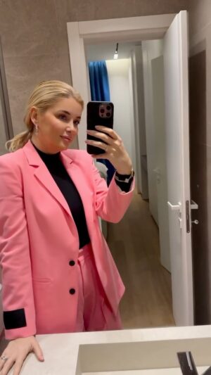 Alketa Vejsiu Instagram - @selectionbyarjon ne bashkepunim me @lk___studio ju prezanton parketin Listone Giordano 😊Nje apartament ne qender te Tiranes, i kompletuar me natyralitetin dhe ngrohtesine e nje nder parketeve me te mire ne bote🙋🏼‍♀️Ne Shqiperi vjen ekskluzivisht  nga @selectionbyarjon