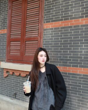 Ally Chiu Instagram - 💭🖤
從未知到畢業
在這趟旅程裡
有太多太多的故事
需要再慢下來逐一整理
請期待我的分享！！！