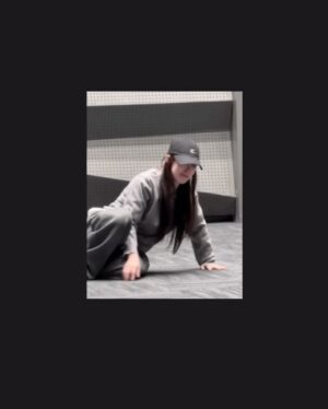 Ally Chiu Instagram - 💭🖤
從未知到畢業
在這趟旅程裡
有太多太多的故事
需要再慢下來逐一整理
請期待我的分享！！！