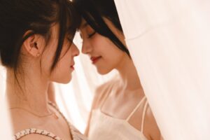 Ally Chiu Instagram - 我喜歡妳 是我一直沒說出口的秘密
兩顆心相遇 無需被定義 只需彼此懂得

「她教會了我愛，卻沒能陪我走到最後。」
愛情有時不是永恆的承諾，而是一段珍貴的經歷。

#不一定要在一起 #MvComingSoon