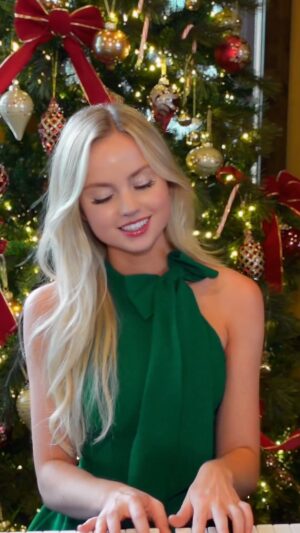 Alta Sweet Tabar Instagram - Singing my way into the Holidays✨🥰🎄 #christmas #tistheseason #happyholidays #christmastime