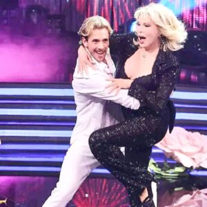 Amanda Lear Instagram - Special guest in Dancing With the Stars on italian television #ballandoconlestelle #raiuno #@filippozara #