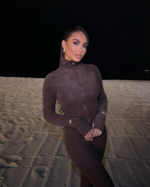 Ambre Abadia Instagram - 🤎 

Ensemble @fashionnova 🔥 
Réf : Weekend Chill Terry Cloth Pant Set - Chocolate

#collaborationrémunérée