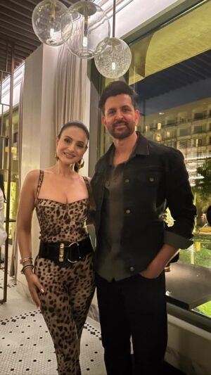Ameesha Patel Instagram - About last nite — lovely evening with SONIA’s ROHIT —- for me u always be my Duggu BROSNAN first and then @hrithikroshan the super star later 🩷🩷🩷🩷🩷🩷