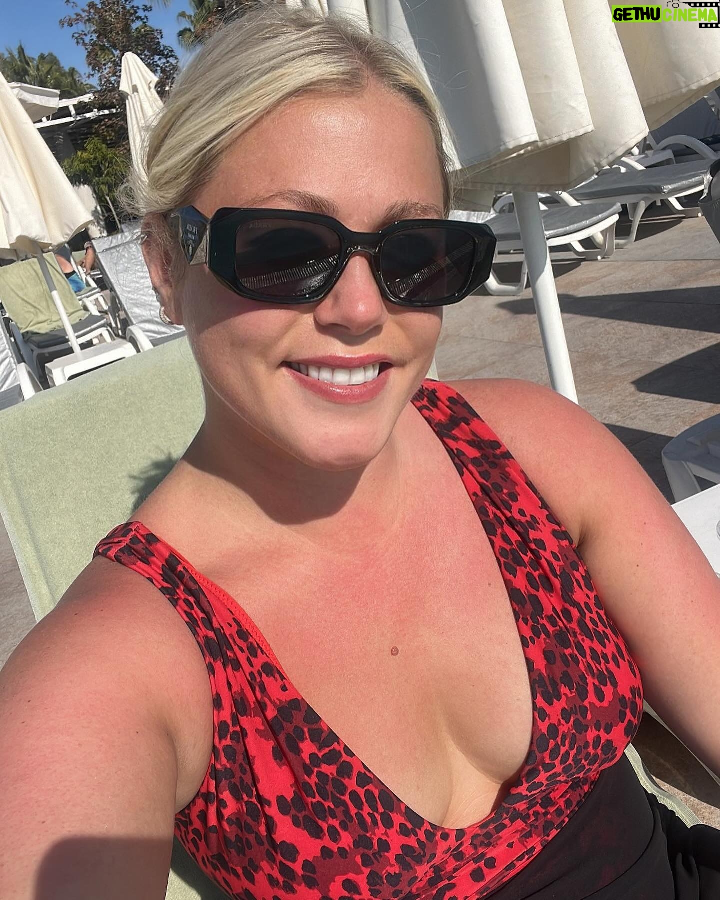 Amelia Lily - 1.1K Likes - Winter sun ☀️