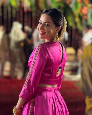 Amrita Puri Instagram - Rani pink 💓🌷
Also, that sticker is baby Sid. #teamgroom #sidgotmaal 
📸 @sophiaznair3