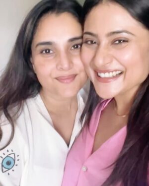 Amrutha Iyengar Instagram - Met my Q after agesssss ❤️💌🫠 @divyaspandana 

PS (screaming inside calm outside)