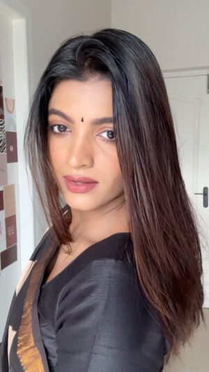 Amrutha Saju Instagram - Black is always my color🥹🖤

#grwm #saree