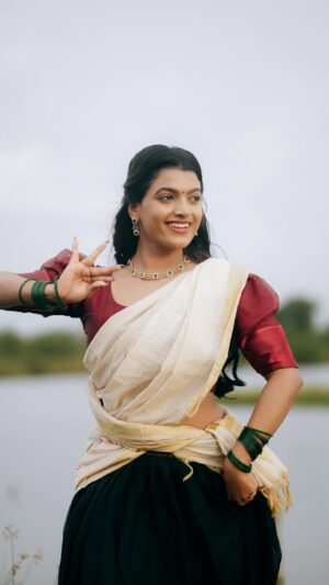 Amrutha Saju Instagram - നമ്മൾ രണ്ടും രണ്ടായെന്നാൽ ലോകം തീരില്ലേ..??

🎥 @anandu._ps 

@armthemovie @jithin_laal @tovinothomas @krithi.shetty_official @surabhi_lakshmi @dhibuninanthomas