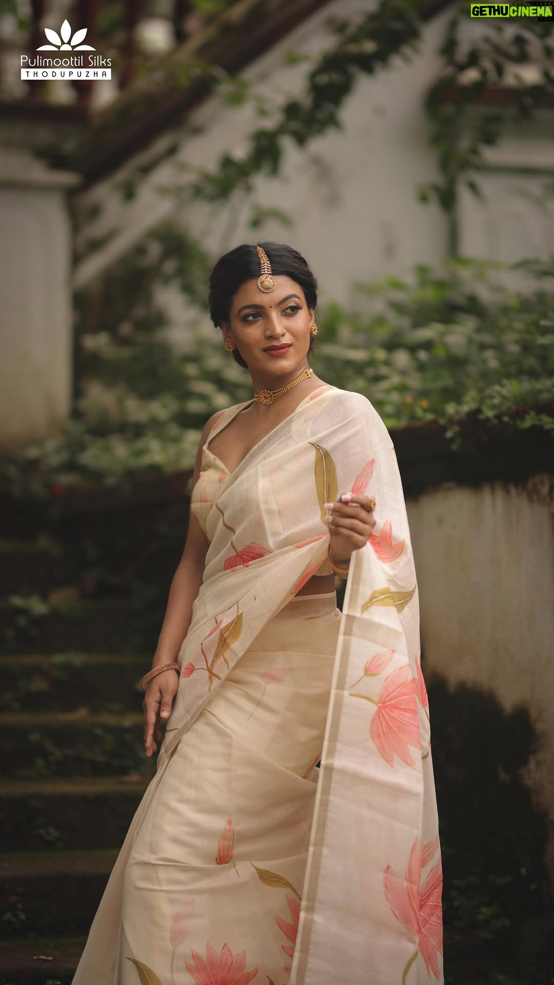 Amrutha Saju - 9.4K Likes - Channelling my inner goddess with this divine floral saree. A dream to drape, this semi-tussar saree from Pulimoottil Silks combines contemporary florals with a traditional gold border. Can’t wait to flaunt this elegant outfit for Onam!
Outfit - @pulimoottil.silks
DOP - @premsampaul
Stylist - @ladyvalayil
MUA - @lushandluxbyak
Location - Hill palace
#PulimoottilSilksThodupuzha #PulimoottilSilks #Onam2024
#Onamoutfits #Festivalwear #KeralaSarees
