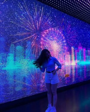 Amulya Rattan Instagram - Always a girl who loves seeing the world✨🧳
.
.
.
#amulyarattan #singapore