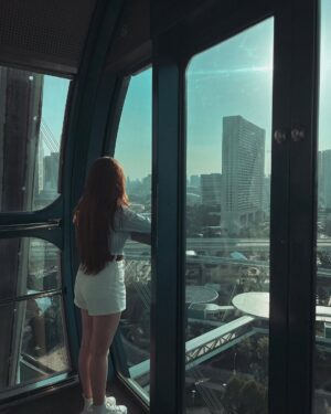 Amulya Rattan Instagram - Always a girl who loves seeing the world✨🧳
.
.
.
#amulyarattan #singapore