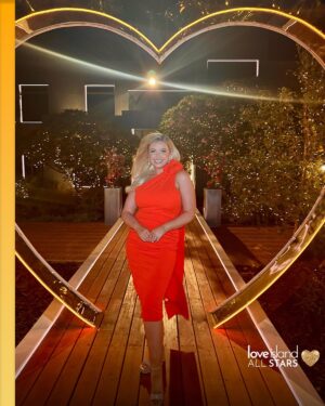 Amy Hart Instagram - Amy Hart is ready to step back into the Villa and show some love to the All Star Finalists ❤️‍🔥 Join her live at 8.20pm right here on Instagram 👀 #LoveIsland #AllStars