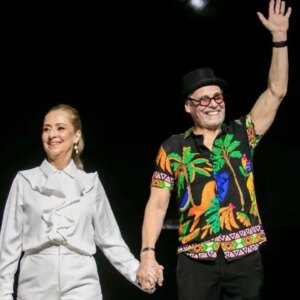 Ana Botafogo Instagram - Hoje é dia de celebrar a vida de um grande amigo e parceiro de longa data, Carlinhos de Jesus! 🎉

Carlinhos, sua energia, talento e dedicação à dança são inspiração para todos que têm o privilégio de estar ao seu lado. Que seu dia seja repleto de alegria, amor e muitas celebrações – do jeitinho que você merece!

Obrigada por compartilhar tantos momentos especiais comigo ao longo dos anos. Feliz aniversário, meu amigo querido! ❤️

#FelizAniversário #CarlinhosDeJesus #Amizade #Dança #Celebrar