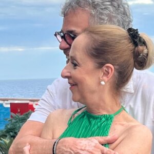 Ana Botafogo Instagram - Hoje é dia de celebrar a vida de um grande amigo e parceiro de longa data, Carlinhos de Jesus! 🎉

Carlinhos, sua energia, talento e dedicação à dança são inspiração para todos que têm o privilégio de estar ao seu lado. Que seu dia seja repleto de alegria, amor e muitas celebrações – do jeitinho que você merece!

Obrigada por compartilhar tantos momentos especiais comigo ao longo dos anos. Feliz aniversário, meu amigo querido! ❤️

#FelizAniversário #CarlinhosDeJesus #Amizade #Dança #Celebrar
