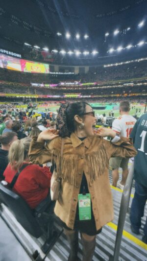 Ana Hikari Instagram - SIM, EU FUI AO SUPER BOWL!!! 😍

Minha primeira vez no grande espetáculo do futebol americano não poderia ser mais incrível!  Com a @marriottbonvoy, pude viver essa experiência única. 🏈✨

Um fim de semana incrível, com momentos maravilhosos, que só quem é membro do Marriott Bonvoy pode ter. Tivemos uma recepção temática da cidade de New Orleans para começar a viagem com o pé direito. No dia do grande jogo, a primeira parada foi com um brunch delicioso, depois, partimos para o tailgate e para abrilhantar ainda mais o evento que já estava sensacional, um showzaço surpresa do Post Malone! 🎤🔥

Ao entrar no estádio a emoção tomou conta, não posso negar. Ainda curtimos o jogo direto do camarote VIP da Marriott Bonvoy! E sendo membro do @MarriottBonvoy, você pode trocar pontos por uma viagem como essa, com tudo incluso.

Já tô pensando na próxima experiência, Marriott! 😏

@marriotbonvoy #Ad #MarriottBonvoy #SuperBowlLIX #CourtyardHotels