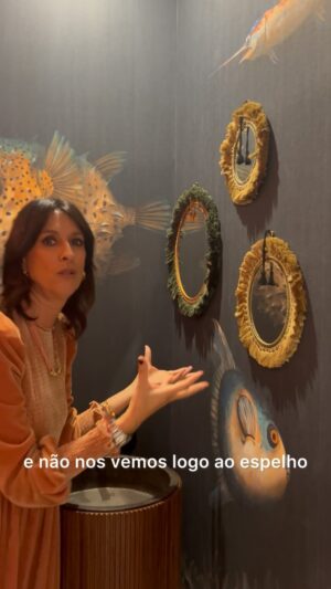 Ana Marques Instagram - O lavado social, a casa de banho das visitas… seja qual for o nome que queiramos dar ( para quem tem em casa) pode ser os espaço certo para arriscar na decoração.
Apesar de ser um espaço pequeno e nem sempre visitavél, pode ser um convite à extravagância. 
Mesmo que o queira minimalista. 
É a zona da casa que nos permite brincar com materiais que “ nao sendo óbvios de WC” podem lá ir parar só porque nos apetece. 
Gostaram deste “aquário”?

#am #apresentadora #tv #programas #casacomigo #deco #decoracao #interiores #casa #arquitectura #design #lifestyle #espaco #ambiente #mobiliario #arte #programa #atelier #estudio #brancosobrebranco #projecto