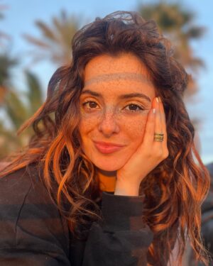Ana Marta Contente Instagram - Tive o privilégio de crescer com o mar 
De aprender a com o horizonte meditar 
Mesmo antes de saber o que tal era 
Salvava-me aos poucos nesta espera

Encontrava-me nas ondas 
Na loucura das marés vivas 
Na abrasão das pedras redondas 
Mutuamente destrutivas 

Entre elas vão chocando 
Sem lutar contra a corrente 
Entre si se vão magoando 
Definhando eternamente 

Como que me avisando do que acontece aquando 
De no meio do turbilhão, no meio da emoção 
Empurrados pela dor, esquecemos o amor 
Não tentamos parar 
Deixamo-nos apenas levar 
Embatemos noutro ser 
Sem querer saber do seu sofrer
Sem sequer tentar curar 
As feridas por sarar

Vamos-nos aos poucos despedaçando
Só mais um grão de areia cirandando
Deixamos de ter identidade 
De conhecer felicidade 

E, apesar de tantos grãos de areia,
A solidão da praia, à noite, vazia
Depois de um dia inteiro cheia,
Torna qualquer luz sombria