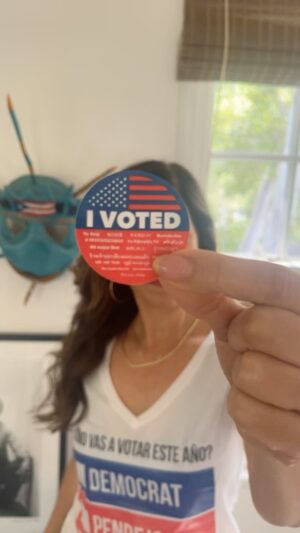 Ana Ortiz Instagram - Su voto es su voz, su poder, su dignidad #VOTEBLUE #KamalaWalz2024 #ConKamala